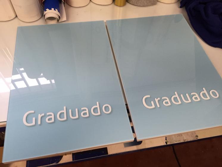 Placa de metacrilato rotulada a la inversa y con texto copóreo en el frontal. Cacelia Sevilla.