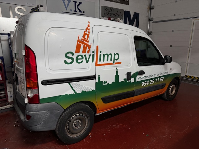 Reparaci&oacute;n en integral del latera de la rotulaci&oacute;n de furgoneta en Sevilla