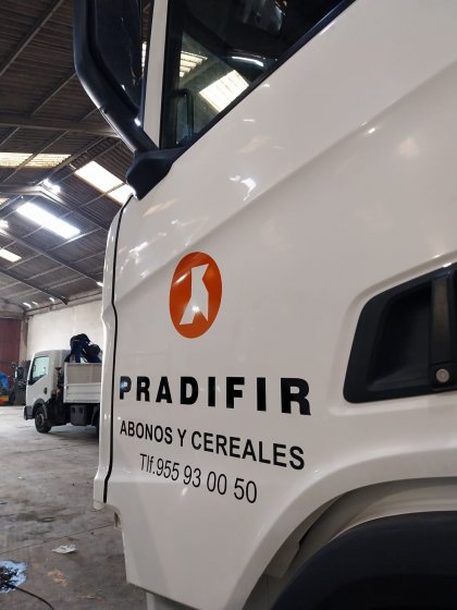 Rotulaci&oacute;n de cami&oacute;n en vinilo de corte. Padrifir en Sevilla. 