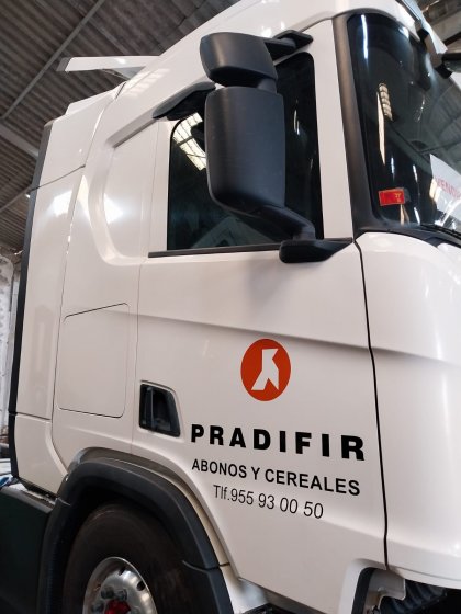 Rotulaci&oacute;n de cami&oacute;n en vinilo de corte. Padrifir en Sevilla. 