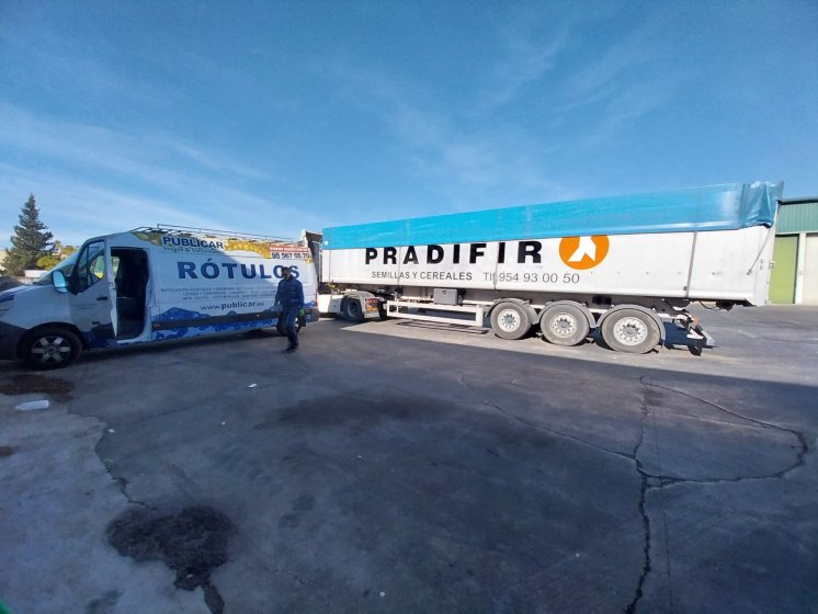 Rotulaci&oacute;n de cami&oacute;n en vinilo de corte para Pradifir, en Dos Hermanas Sevilla.