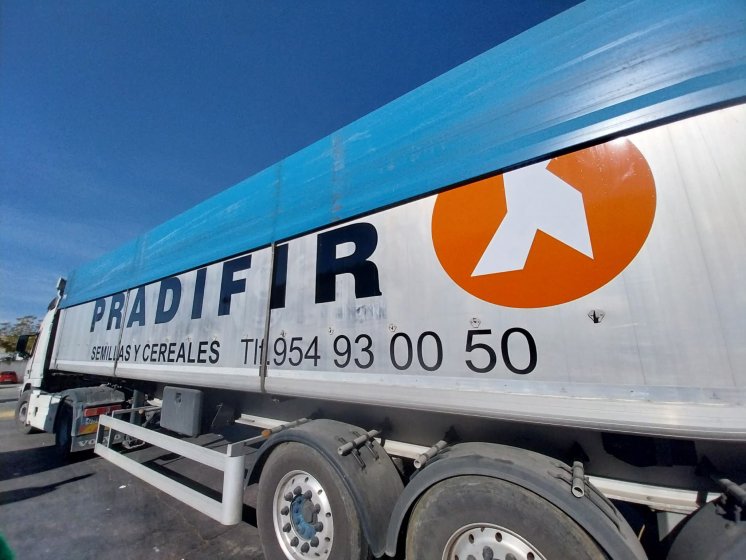 Rotulaci&oacute;n de cami&oacute;n en vinilo de corte para Pradifir, en Dos Hermanas Sevilla.