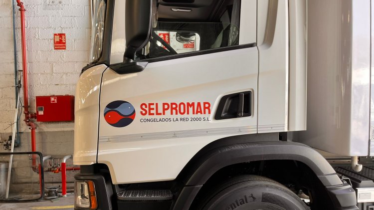 Rotulaci&oacute;n de cami&oacute;n en vinilo impreso, laminado UV y recortado para Selpromar en Sevilla
