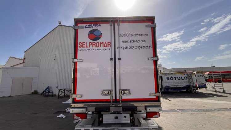 Rotulaci&oacute;n de cami&oacute;n en vinilo impreso, laminado UV y recortado para Selpromar en Sevilla