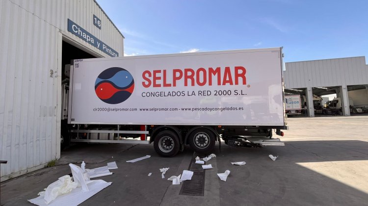 Rotulaci&oacute;n de cami&oacute;n en vinilo impreso, laminado UV y recortado para Selpromar en Sevilla