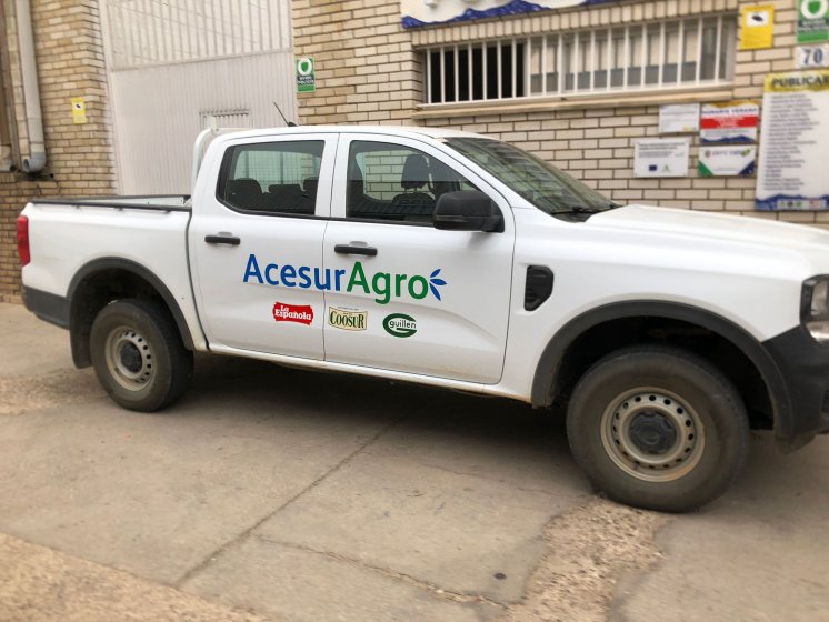 Rotulación de coche pick up en vinilo fundido en impresión digtal. Para Acesur Sevilla.
