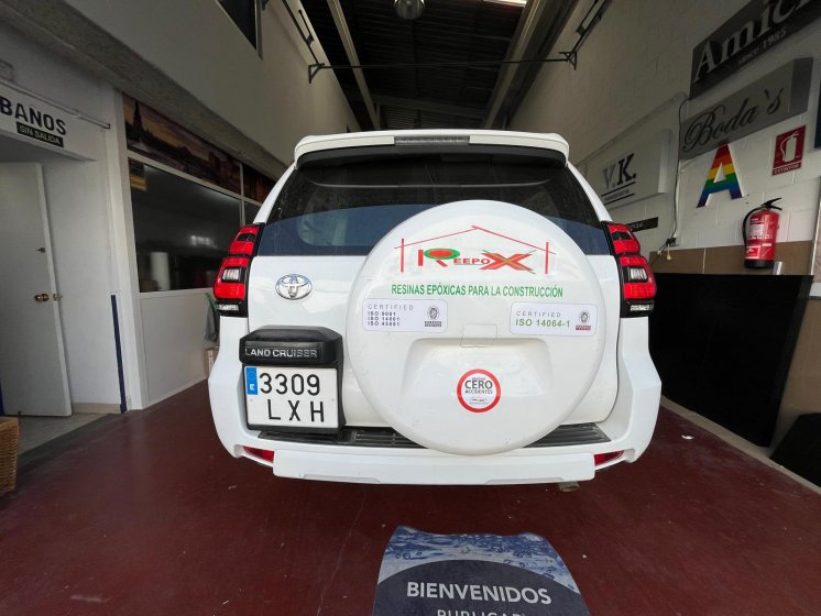 Rotulación de coche pick up en vinilo fundido en impresión digtal. Reepoxa Sevilla.