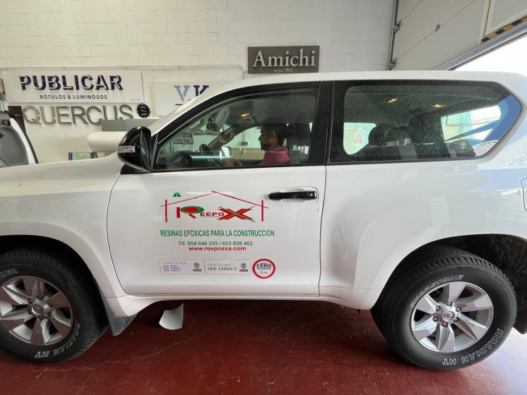 Rotulación de coche pick up en vinilo fundido en impresión digtal. Reepoxa Sevilla.