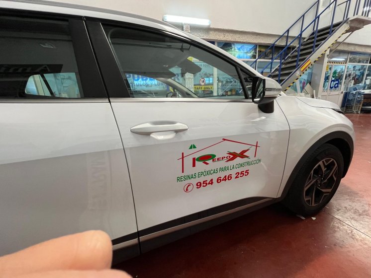 Rotulaci&oacute;n de coche en vinilo fundido en impresi&oacute;n digtal. Reepoxa Sevilla.