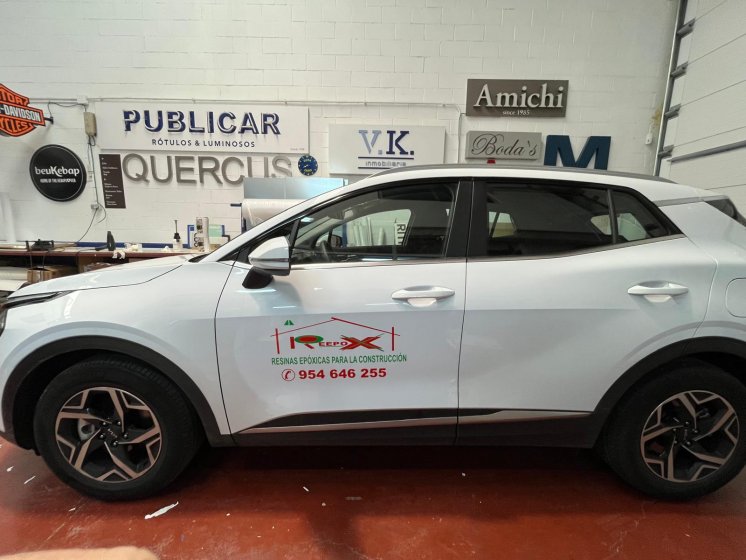 Rotulaci&oacute;n de coche en vinilo fundido en impresi&oacute;n digtal. Reepoxa Sevilla.