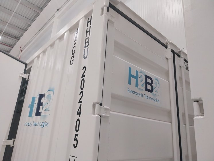 Rotulación de contenedor marítimo para H2B2 en Dos Hermanas Sevilla.