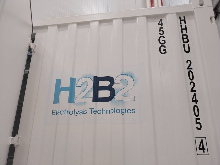 Rotulación de contenedor marítimo para H2B2 en Dos Hermanas Sevilla.
