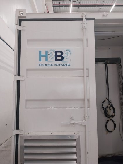 Rotulación de contenedor marítimo para H2B2 en Dos Hermanas Sevilla.