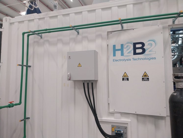Rotulación de contenedor marítimo para H2B2 en Dos Hermanas Sevilla.
