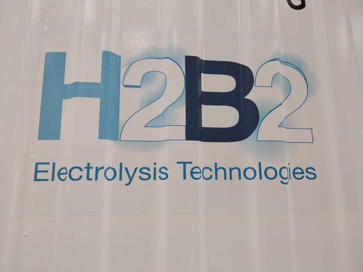 Rotulación de contenedor marítimo para H2B2 en Dos Hermanas Sevilla.