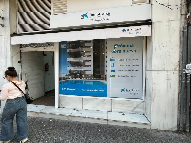 Rotulaci&oacute;n de cristal en inmoCaixa Sevilla.