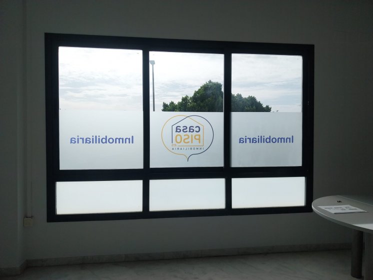 Rotulaci&oacute;n de cristal en vinilo &aacute;cido con impresi&oacute;n digital para CasaPiso en Dos Hermanas Sevilla.