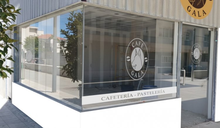 Rotulaci&oacute;n de cristal en vinilo &aacute;cido para Caf&eacute; Gala Sevilla.