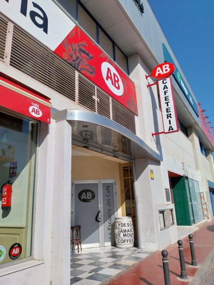 Rotulaci&oacute;n de cristal en vinilo &aacute;cido para Caf&eacute; AB Sevilla.