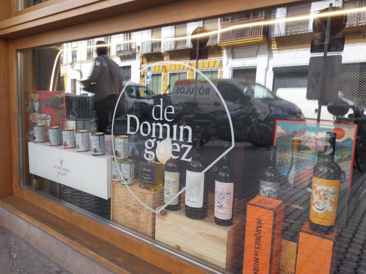 Rotulaci&oacute;n de cristal en vinilo de corte. Trabajos para Pobrelavaca.