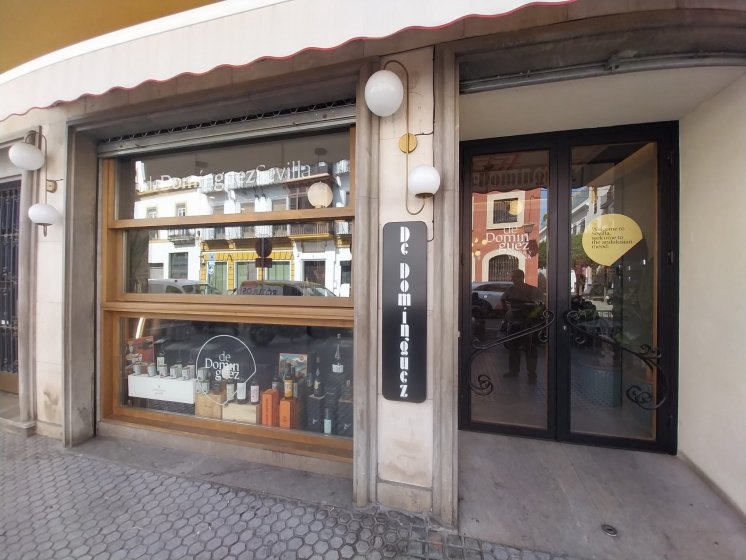 Rotulaci&oacute;n de cristal en vinilo de corte. Trabajos para Pobrelavaca.