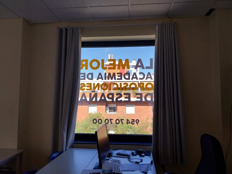 Rotulación de cristales en vinilo impreso y laminado para Ceapro Sevilla.