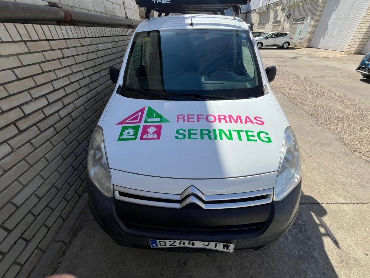 Rotulaci&oacute;n de furgoneta con vinilos de corte. Serinteg en Sevilla