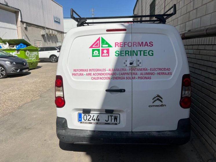 Rotulaci&oacute;n de furgoneta con vinilos de corte. Serinteg en Sevilla