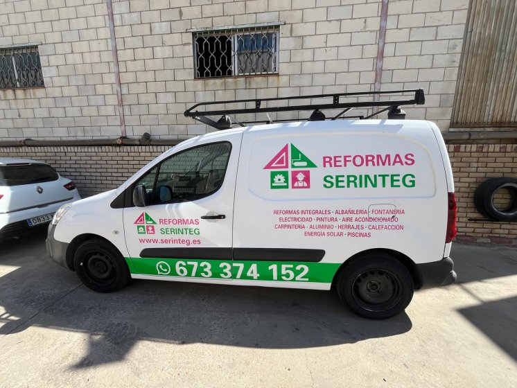 Rotulaci&oacute;n de furgoneta con vinilos de corte. Serinteg en Sevilla