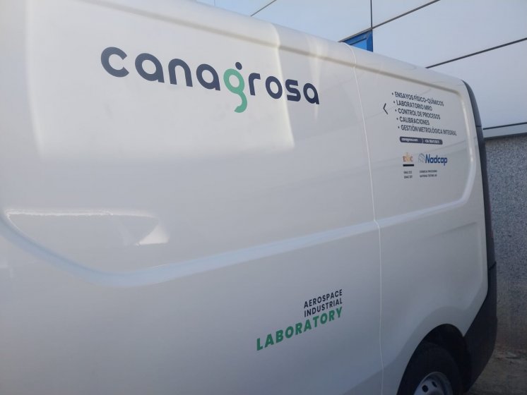 Rotulaci&oacute;n de furgoneta con vinilos en impresi&oacute;n digital laminado. Trabajo para Doxmedia en Sevilla.