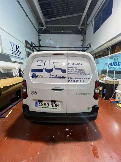 Rotulaci&oacute;n de furgoneta en impresi&oacute;n digital para Intecsur, Dos Hermanas Sevilla.