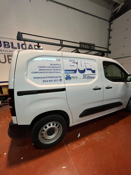 Rotulaci&oacute;n de furgoneta en impresi&oacute;n digital para Intecsur, Dos Hermanas Sevilla.
