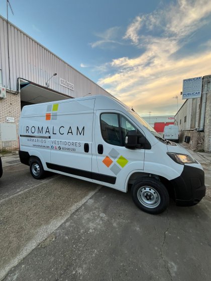 Rotulaci&oacute;n de furgoneta en impresi&oacute;n digital para Romalcam en Sevilla.