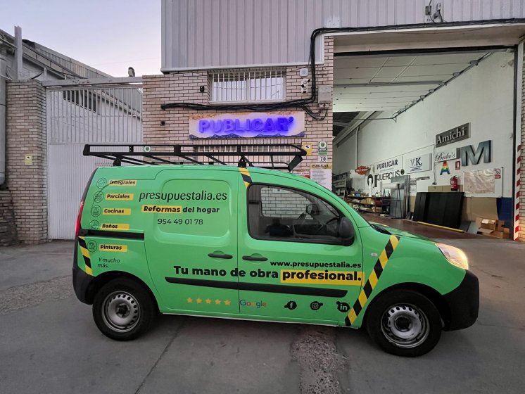 Rotulación de furgoneta en integral de Reanult Kangoo, con vinilos fundidos para Presupuestalia en Sevilla.