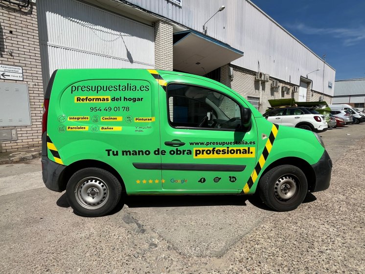 Rotulación de furgoneta en integral de Reanult Kangoo, con vinilos fundidos para Presupuestalia en Sevilla.