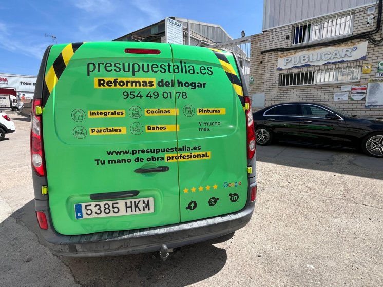 Rotulación de furgoneta en integral de Reanult Kangoo, con vinilos fundidos para Presupuestalia en Sevilla.