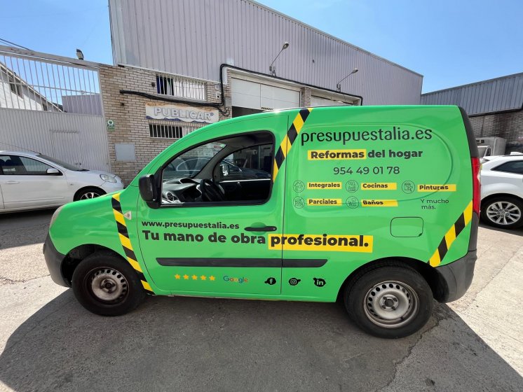Rotulación de furgoneta en integral de Reanult Kangoo, con vinilos fundidos para Presupuestalia en Sevilla.