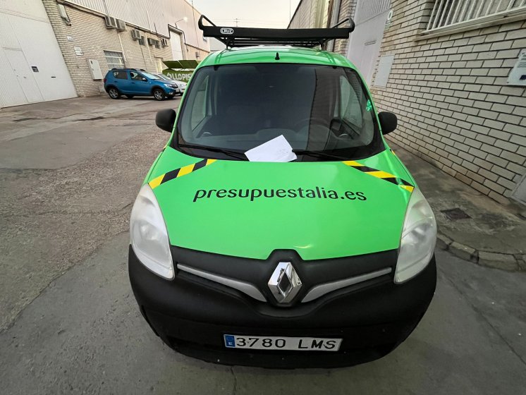 Rotulación de furgoneta en integral de Reanult Kangoo, con vinilos fundidos para Presupuestalia en Sevilla.