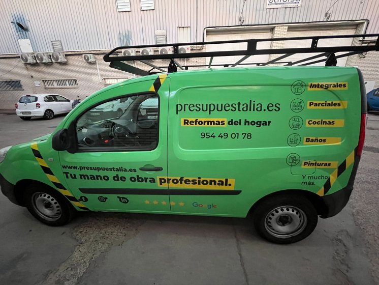 Rotulación de furgoneta en integral de Reanult Kangoo, con vinilos fundidos para Presupuestalia en Sevilla.