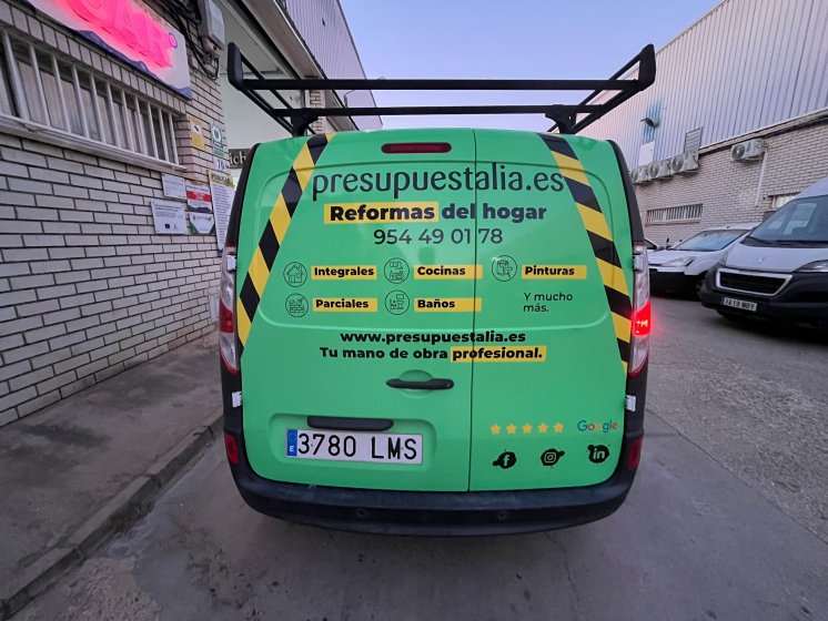 Rotulación de furgoneta en integral de Reanult Kangoo, con vinilos fundidos para Presupuestalia en Sevilla.