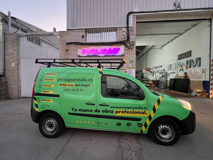 Rotulación de furgoneta en integral de Reanult Kangoo, con vinilos fundidos para Presupuestalia en Sevilla.
