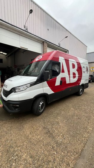 Rotulaci&oacute;n de furgoneta en vinilo fundido. Para Caf&eacute; AB Sevilla.