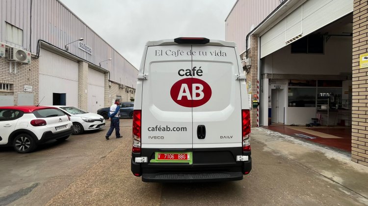Rotulaci&oacute;n de furgoneta en vinilo fundido. Para Caf&eacute; AB Sevilla.