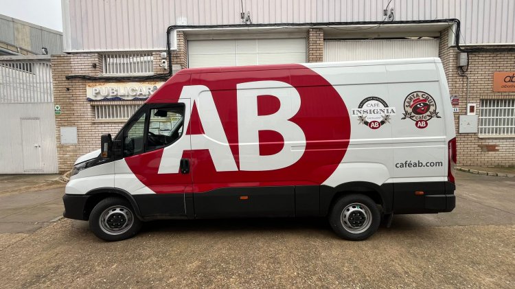 Rotulaci&oacute;n de furgoneta en vinilo fundido. Para Caf&eacute; AB Sevilla.