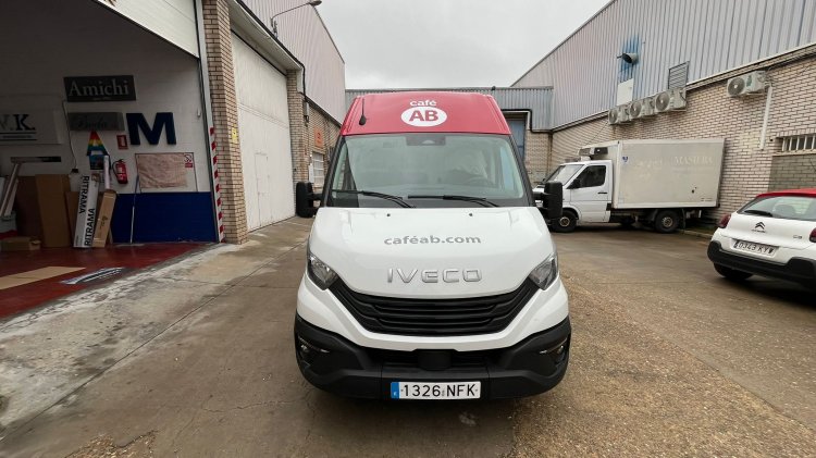 Rotulaci&oacute;n de furgoneta en vinilo fundido. Para Caf&eacute; AB Sevilla.