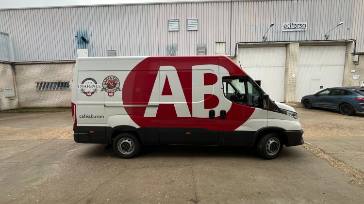 Rotulaci&oacute;n de furgoneta en vinilo fundido. Para Caf&eacute; AB Sevilla.