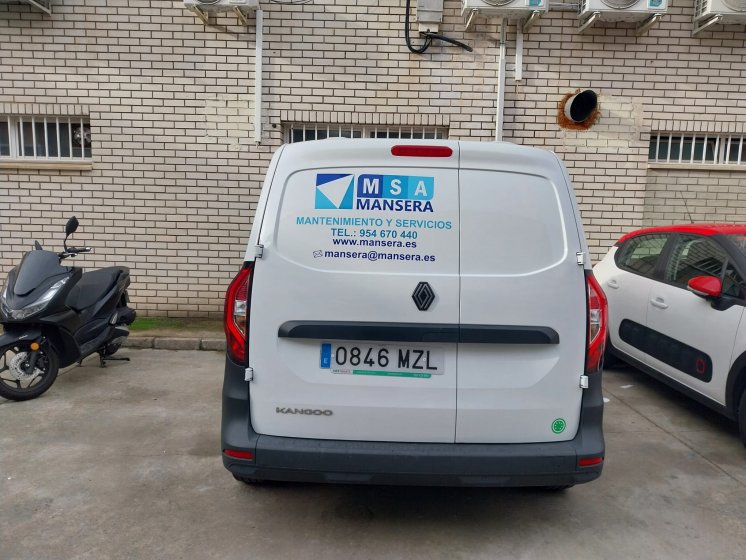 Rotulaci&oacute;n de furgoneta en vinilos de corte para Mansera en Dos Hermanas Sevilla.
