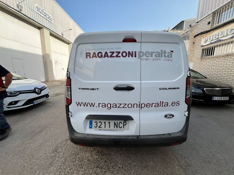 Rotulación de furgoneta en vinilos de corte para Ragazzoni Peralta en Sevilla.