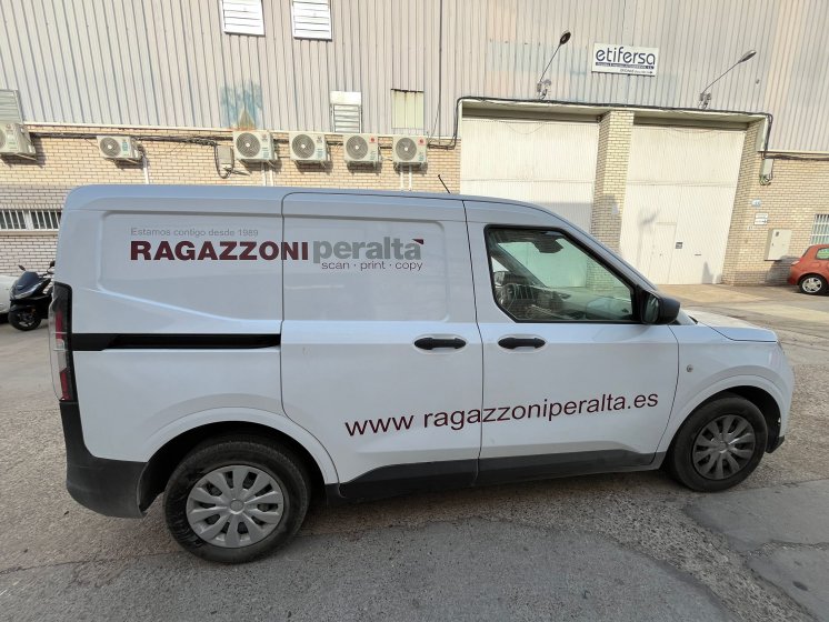 Rotulación de furgoneta en vinilos de corte para Ragazzoni Peralta en Sevilla.