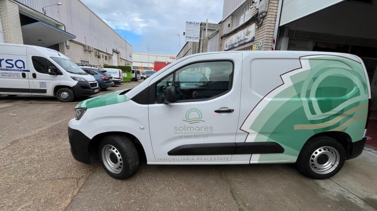Rotulaci&oacute;n de furgonetas semi integral en impresi&oacute;n digital y vinilo de corte. Inmobiliaria Solmare Huelva.